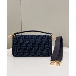 Borsa in tessuto arazzo Fendi 8BR600 Baguette Chain Midi FF Blu Navy