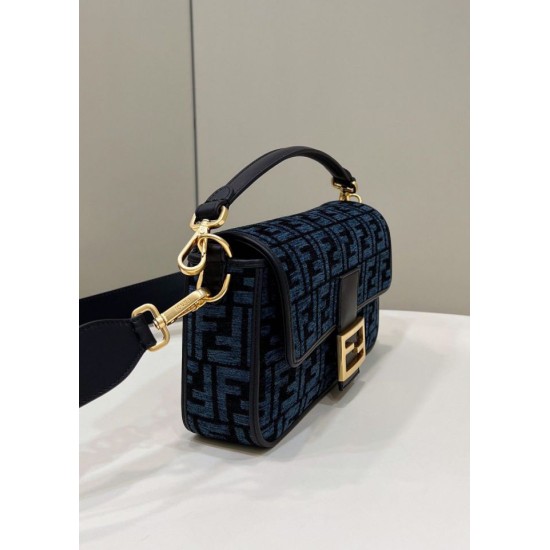 Replica Borsa in tessuto arazzo Fendi 8BR600 Baguette Chain Midi FF Blu Navy Replica Borsa in tessuto arazzo Fendi 8BR600 Baguette Chain Midi FF Blu Navy