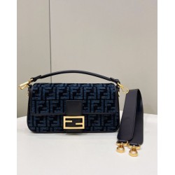 Borsa in tessuto arazzo Fendi 8BR600 Baguette Chain Midi FF Blu Navy