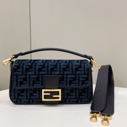 Borsa in tessuto arazzo Fendi 8BR600 Baguette Chain Midi FF Blu Navy