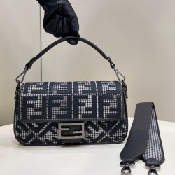 Borsa Fendi Baguette 8BR600 in lana pied de poule con ricamo FF Grigio