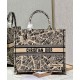 Replica Christian Dior Borsa tote grande Dior Book color albicocca Replica Christian Dior Borsa tote grande Dior Book color albicocca