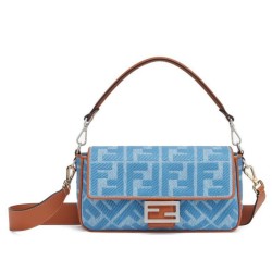 Borsa Fendi Baguette Media 8BR600 denim con motivo FF ricamato tono su tono Blu