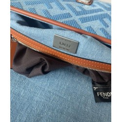 Borsa Fendi Baguette Media 8BR600 denim con motivo FF ricamato tono su tono Blu Borsa Fendi Baguette Media 8BR600 denim con motivo FF ricamato tono su tono Blu
