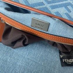 Borsa Fendi Baguette Media 8BR600 denim con motivo FF ricamato tono su tono Blu