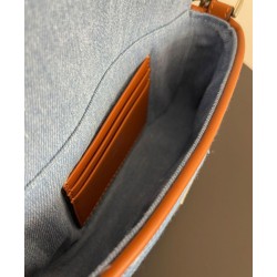 Fendi Baguette Mini Bag 8BS017 ricamo motivo FF denim Blu Fendi Baguette Mini Bag 8BS017 ricamo motivo FF denim Blu