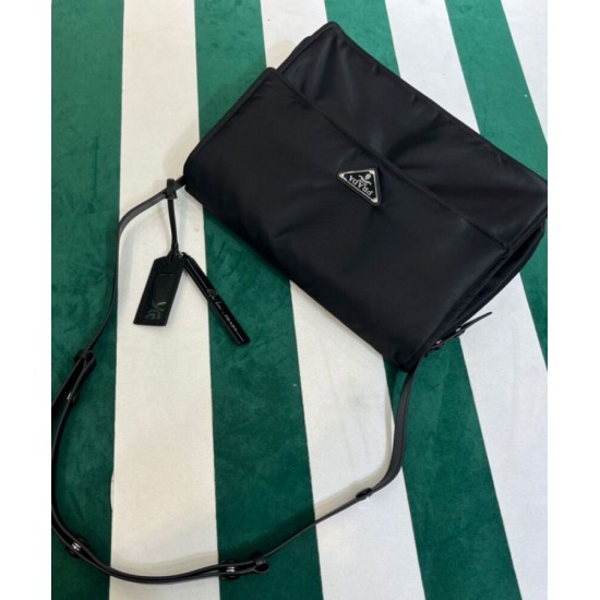 Replica Borsa a tracolla imbottita grande Prada Re-Nylon 1BD256 Nera Replica Borsa a tracolla imbottita grande Prada Re-Nylon 1BD256 Nera
