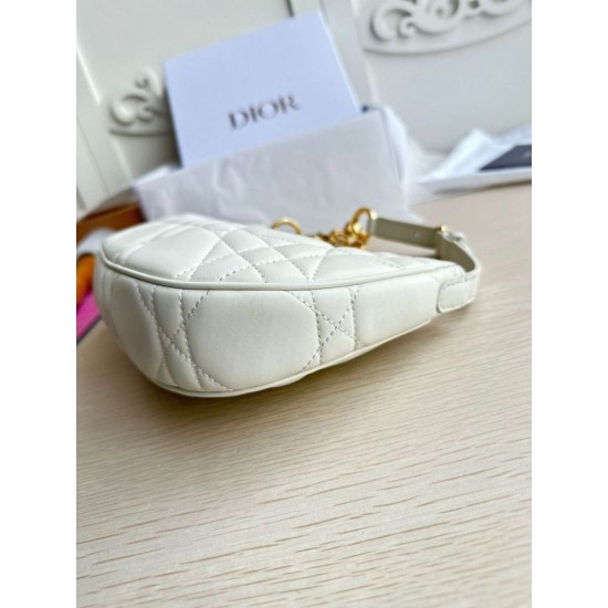 Replica Borsa a tracolla Dior CD Lounge Pelle di agnello Macrocannage bianca Replica Borsa a tracolla Dior CD Lounge Pelle di agnello Macrocannage bianca