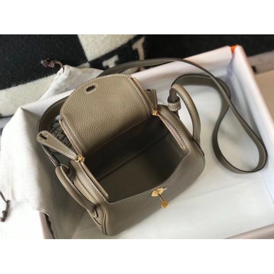Replica Borsa Hermes Lindy Mini Taupe Clemence in pelle di vitello Replica Borsa Hermes Lindy Mini Taupe Clemence in pelle di vitello