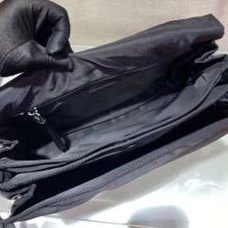 Borsa a tracolla Prada Medium in nylon imbottito 1BD255 Nera