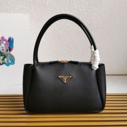 Borsa a tracolla Prada con logo triangolare nero