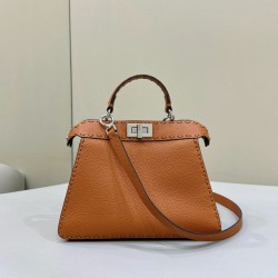 Fendi Peekaboo ISeeU Small Selleria Borsa con 556 impunture cucite a mano Marrone