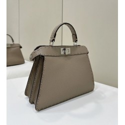 Borsa Fendi Peekaboo ISeeU Piccola Selleria con 556 impunture cucite a mano Grigia