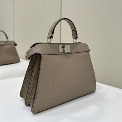 Borsa Fendi Peekaboo ISeeU Piccola Selleria con 556 impunture cucite a mano Grigia