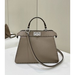 Borsa Fendi Peekaboo ISeeU Piccola Selleria con 556 impunture cucite a mano Grigia