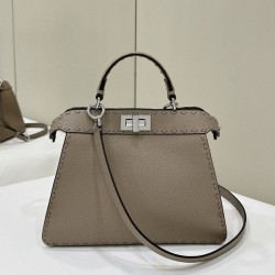Borsa Fendi Peekaboo ISeeU Piccola Selleria con 556 impunture cucite a mano Grigia