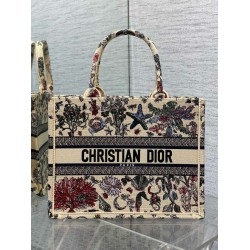 Borsa tote Dior media in rafia con Dior Cabinet de Curiosites Beige