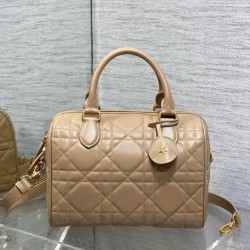 Borsa Dior Groove 25 in pelle di vitello Macrocannage biscotto