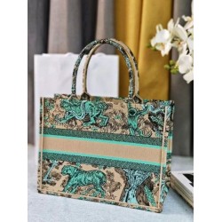 Borsa tote Dior media Dior Book ricamata con motivo Dior Around the World multicolore blu Borsa tote Dior media Dior Book ricamata con motivo Dior Around the World multicolore blu