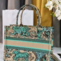 Borsa tote Dior media Dior Book ricamata con motivo Dior Around the World multicolore blu