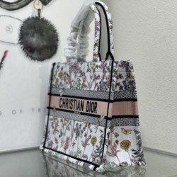 Dior Medium Book Tote Bag Ricamo Toile de Jouy Fiore Bianco/Blu Dior Medium Book Tote Bag Ricamo Toile de Jouy Fiore Bianco/Blu