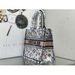 Dior Medium Book Tote Bag Ricamo Toile de Jouy Fiore Bianco/Blu Dior Medium Book Tote Bag Ricamo Toile de Jouy Fiore Bianco/Blu