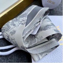 Dior Toile de Jouy Sauvage Mitzah Sciarpa Twill di Seta Grigio Dior Toile de Jouy Sauvage Mitzah Sciarpa Twill di Seta Grigio