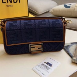 Borsa media Fendi Baguette blu denim