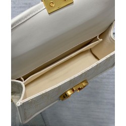 Dior 30 Montaigne East-West Bag Dior Oblique denim con catena Cream Dior 30 Montaigne East-West Bag Dior Oblique denim con catena Cream