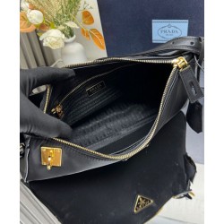 Borsa a tracolla grande Prada Aimee Re-Nylon con lucchetto 1BC232 Nero Borsa a tracolla grande Prada Aimee Re-Nylon con lucchetto 1BC232 Nero