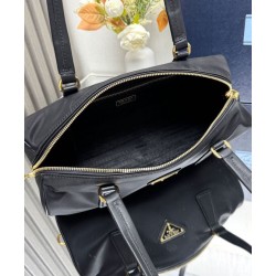 Borsa media Prada Re-Nylon con manico superiore e lucchetto 1BB127 Nero Borsa media Prada Re-Nylon con manico superiore e lucchetto 1BB127 Nero
