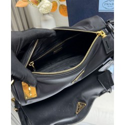 Borsa a tracolla media Prada in Re-Nylon Con lucchetto 1BC233 Nero
