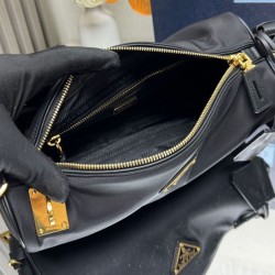 Borsa a tracolla media Prada in Re-Nylon Con lucchetto 1BC233 Nero