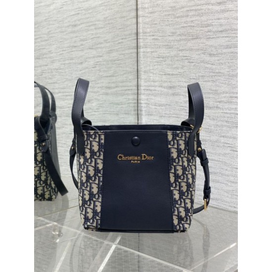 Borsa a secchiello Dior Signature piccola/media replica Dior Oblique Jacquard blu Imitazione Borsa a secchiello Dior Signature piccola/media replica Dior Oblique Jacquard blu Imitazione