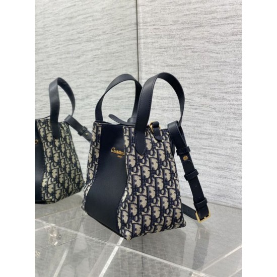 Borsa a secchiello Dior Signature piccola/media replica Dior Oblique Jacquard blu Imitazione Borsa a secchiello Dior Signature piccola/media replica Dior Oblique Jacquard blu Imitazione