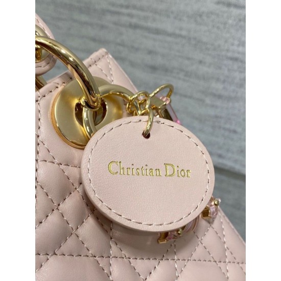 Replica Borsa Dior Lady Dior Mini con Catena e Charms in Resina Rosa Imitazioni Falso Replica Borsa Dior Lady Dior Mini con Catena e Charms in Resina Rosa Imitazioni Falso