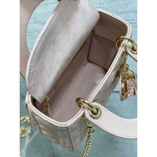 Replica Borsa Dior Lady Dior Mini con Catena e Charms in Resina Rosa Imitazioni Falso Replica Borsa Dior Lady Dior Mini con Catena e Charms in Resina Rosa Imitazioni Falso