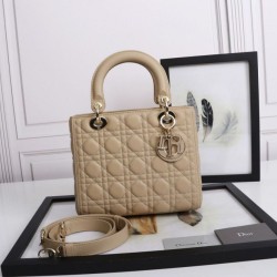 Borsa Dior Lady Dior Media con Charm Smaltato Beige Imitazioni Borsa Dior Lady Dior Media con Charm Smaltato Beige Imitazioni