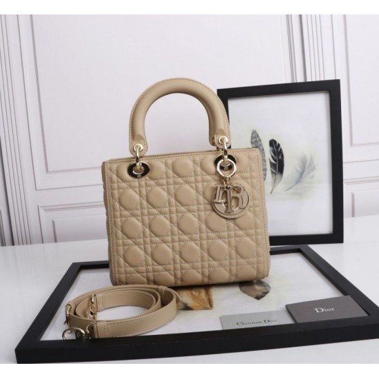 Replica Borsa Dior Lady Dior Media con Charm Smaltato Beige Imitazioni Falso Replica Borsa Dior Lady Dior Media con Charm Smaltato Beige Imitazioni Falso
