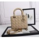 Replica Borsa Dior Lady Dior Media con Charm Smaltato Beige Imitazioni Falso Replica Borsa Dior Lady Dior Media con Charm Smaltato Beige Imitazioni Falso