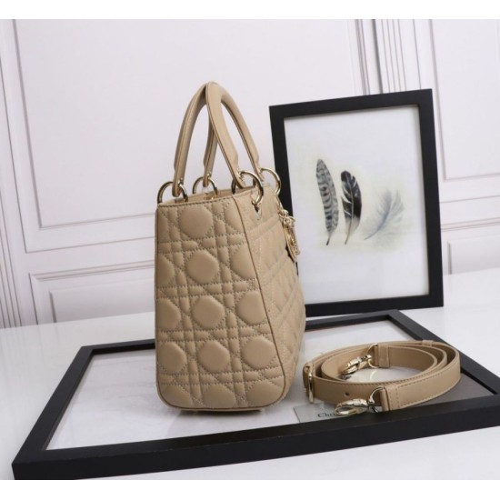 Replica Borsa Dior Lady Dior Media con Charm Smaltato Beige Imitazioni Falso Replica Borsa Dior Lady Dior Media con Charm Smaltato Beige Imitazioni Falso