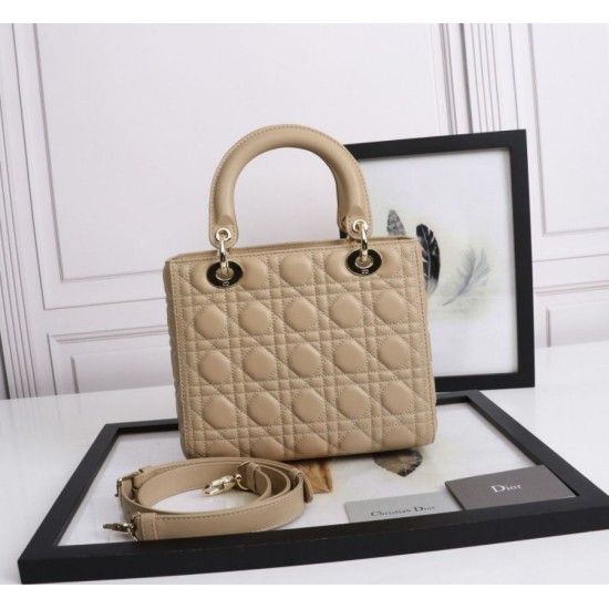 Replica Borsa Dior Lady Dior Media con Charm Smaltato Beige Imitazioni Falso Replica Borsa Dior Lady Dior Media con Charm Smaltato Beige Imitazioni Falso