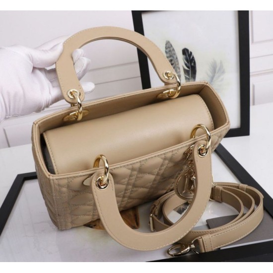 Replica Borsa Dior Lady Dior Media con Charm Smaltato Beige Imitazioni Falso Replica Borsa Dior Lady Dior Media con Charm Smaltato Beige Imitazioni Falso