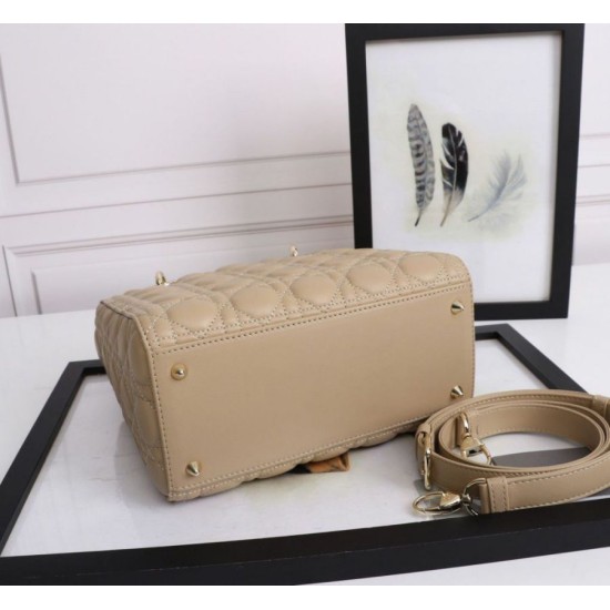Replica Borsa Dior Lady Dior Media con Charm Smaltato Beige Imitazioni Falso Replica Borsa Dior Lady Dior Media con Charm Smaltato Beige Imitazioni Falso