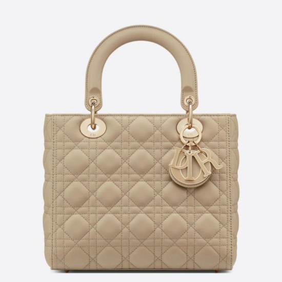 Replica Borsa Dior Lady Dior Media con Charm Smaltato Beige Imitazioni Falso Replica Borsa Dior Lady Dior Media con Charm Smaltato Beige Imitazioni Falso