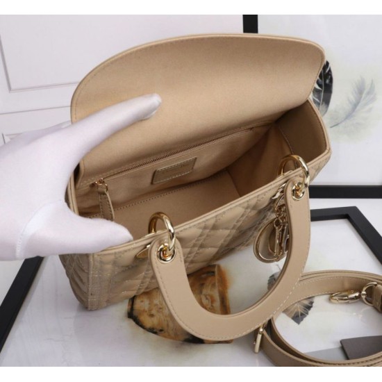 Replica Borsa Dior Lady Dior Media con Charm Smaltato Beige Imitazioni Falso Replica Borsa Dior Lady Dior Media con Charm Smaltato Beige Imitazioni Falso