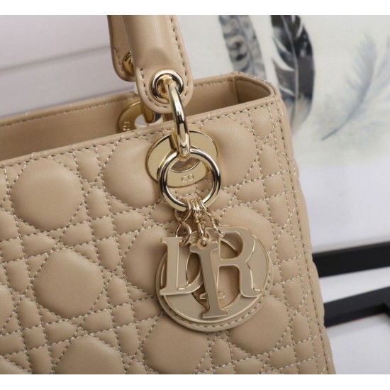 Replica Borsa Dior Lady Dior Media con Charm Smaltato Beige Imitazioni Falso Replica Borsa Dior Lady Dior Media con Charm Smaltato Beige Imitazioni Falso