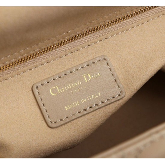 Replica Borsa Dior Lady Dior Media con Charm Smaltato Beige Imitazioni Falso Replica Borsa Dior Lady Dior Media con Charm Smaltato Beige Imitazioni Falso