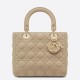 Replica Borsa Dior Lady Dior Media con Charm Smaltato Beige Imitazioni Falso Replica Borsa Dior Lady Dior Media con Charm Smaltato Beige Imitazioni Falso