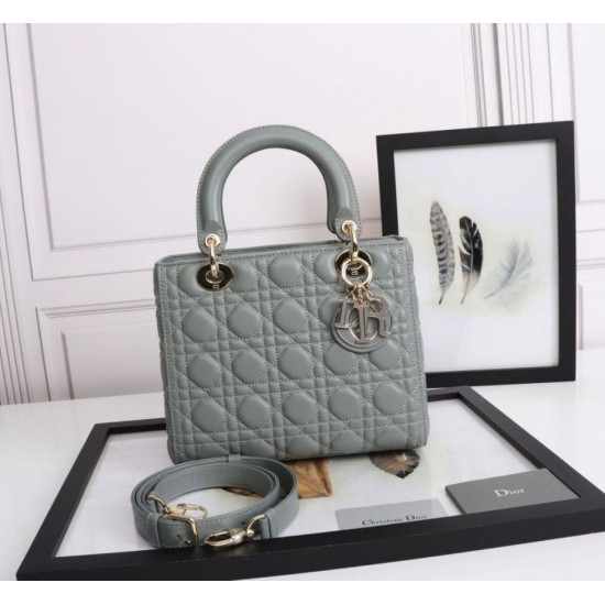 Replica Borsa Dior Lady Dior Media con Charm Smaltato Grigio Imitazioni Falso Replica Borsa Dior Lady Dior Media con Charm Smaltato Grigio Imitazioni Falso